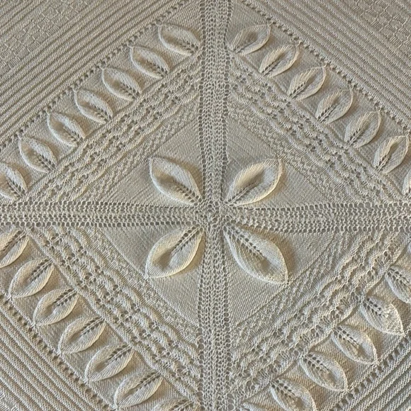 Elegant Cream Crochet Bedspread - Picture 2 of 4